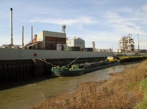 Photo tanker barge - tanker, moored